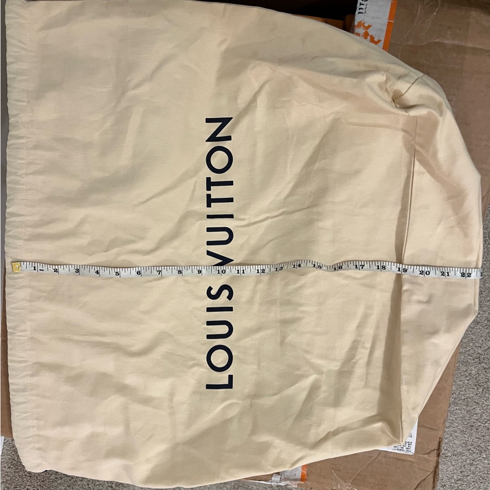 Authentic Louis Vuitton 🍊 XL BUNDLE
5 -Storage Boxes & 12 -Dust Bags - Picture 9 of 16